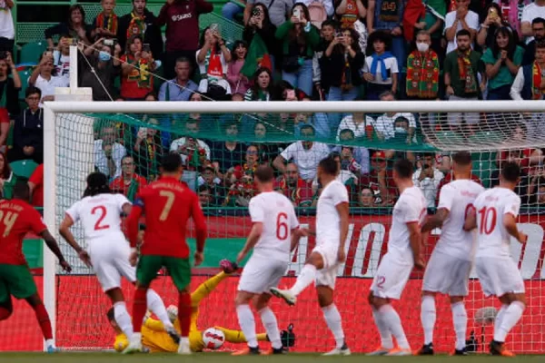 Ronaldo hits the double! 'Foi Thong' smashed the 'Clock' 4-0 Nations League
